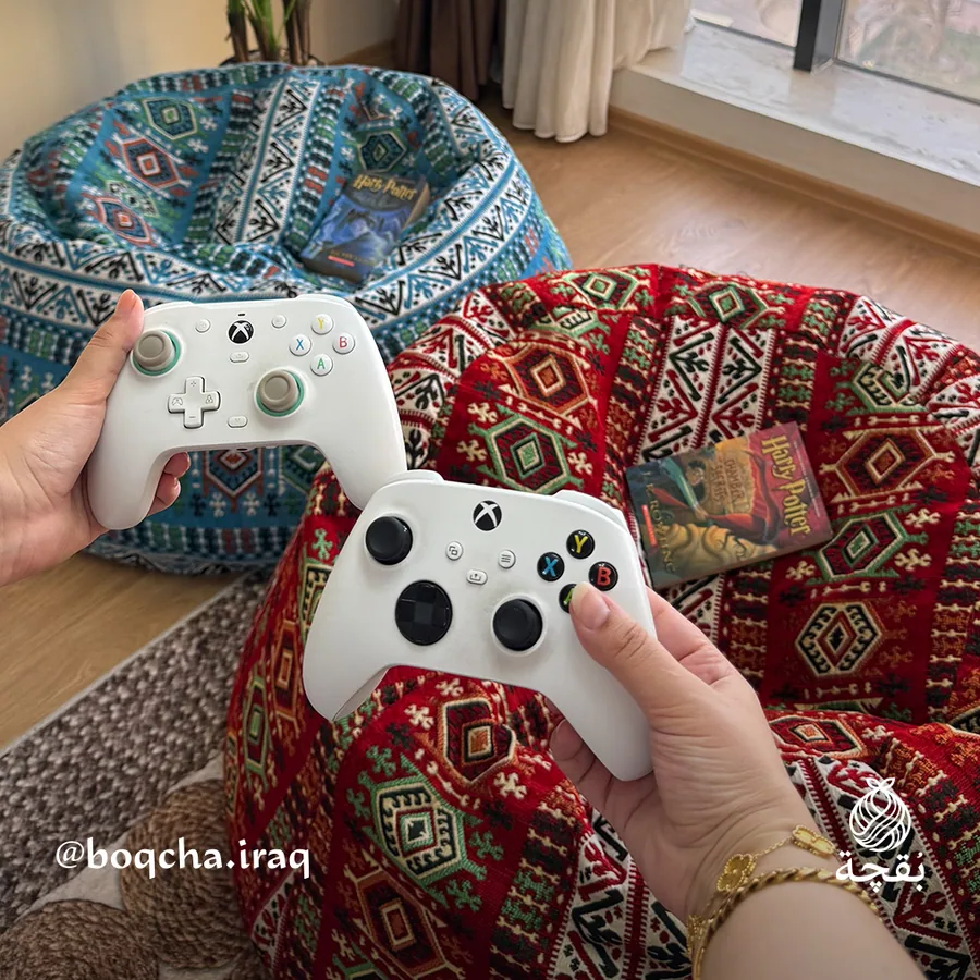 يد تحكم فوق بقچة عربية