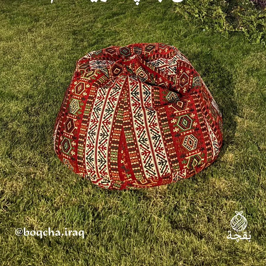 بقچة عربية حمراء على العشب